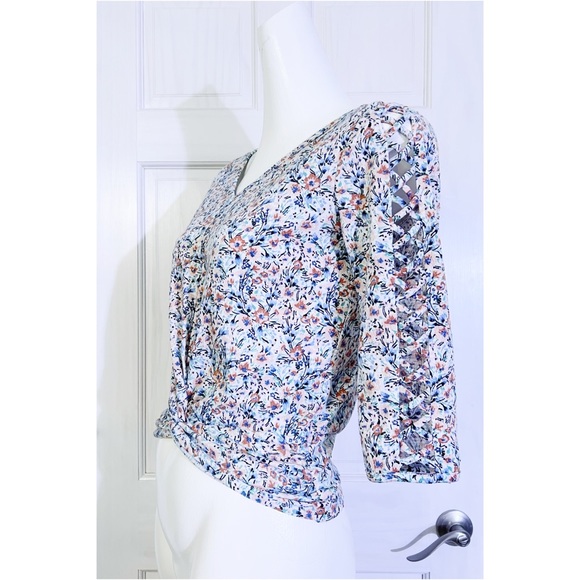 GUC | A. Byer | V Neck Lattice Cutout 3/4 Sleeve Floral Blouse w/Ruching | Small - Picture 3 of 15